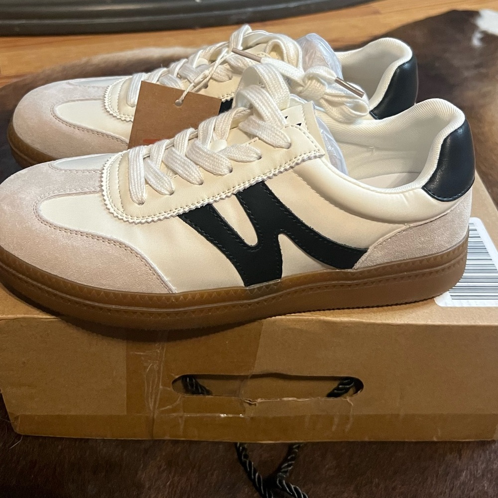 White and Black Retro Low-Top Sneakers - Picture 4 of 8